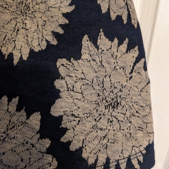 Lularoe Pleated Skirt Dark Navy Blue With Tan Flowers Size Small 6-8 - Picture 2 of 9